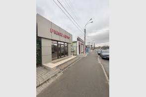 Oferim spre închiriere spațiu comercial la prima linie, vizavi de autogara din Telenești!