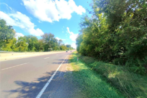 Oferim spre vânzare un teren agricol de 1 hectar, situat la prima linie pe traseul Chișinău-Ungheni (R1)