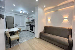 Se oferă spre vânzare un apartament modern cu 3 dormitoare, situat în inima orașului, chiar lângă Academia de Studii Economice din Moldova (ASEM)