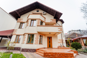 Reședință elegantă, cu intimitate absolută — ideală pentru ambasadori, oameni de afaceri sau familii!