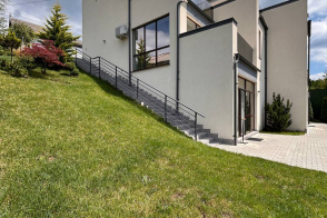 Se oferă spre vânzare o casă exclusivă Hi-tech, situată în Durlești, pe strada Mihail Sadoveanu, cu o suprafață de 280 m² și teren de 9 ari.