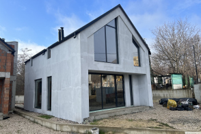 Vă oferim spre vânzare o casă modernă, construită din cele mai bune materiale de construcție