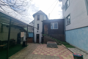 Oferim spre vânzare o casă deosebită situată pe strada Milești, în centrul Chișinăului