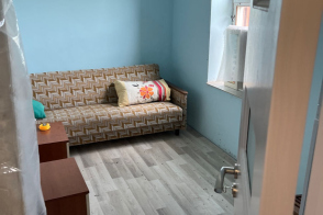 Căsuță mică de închiriat – 50 m², cu toate comoditățile, teren 6 ari!